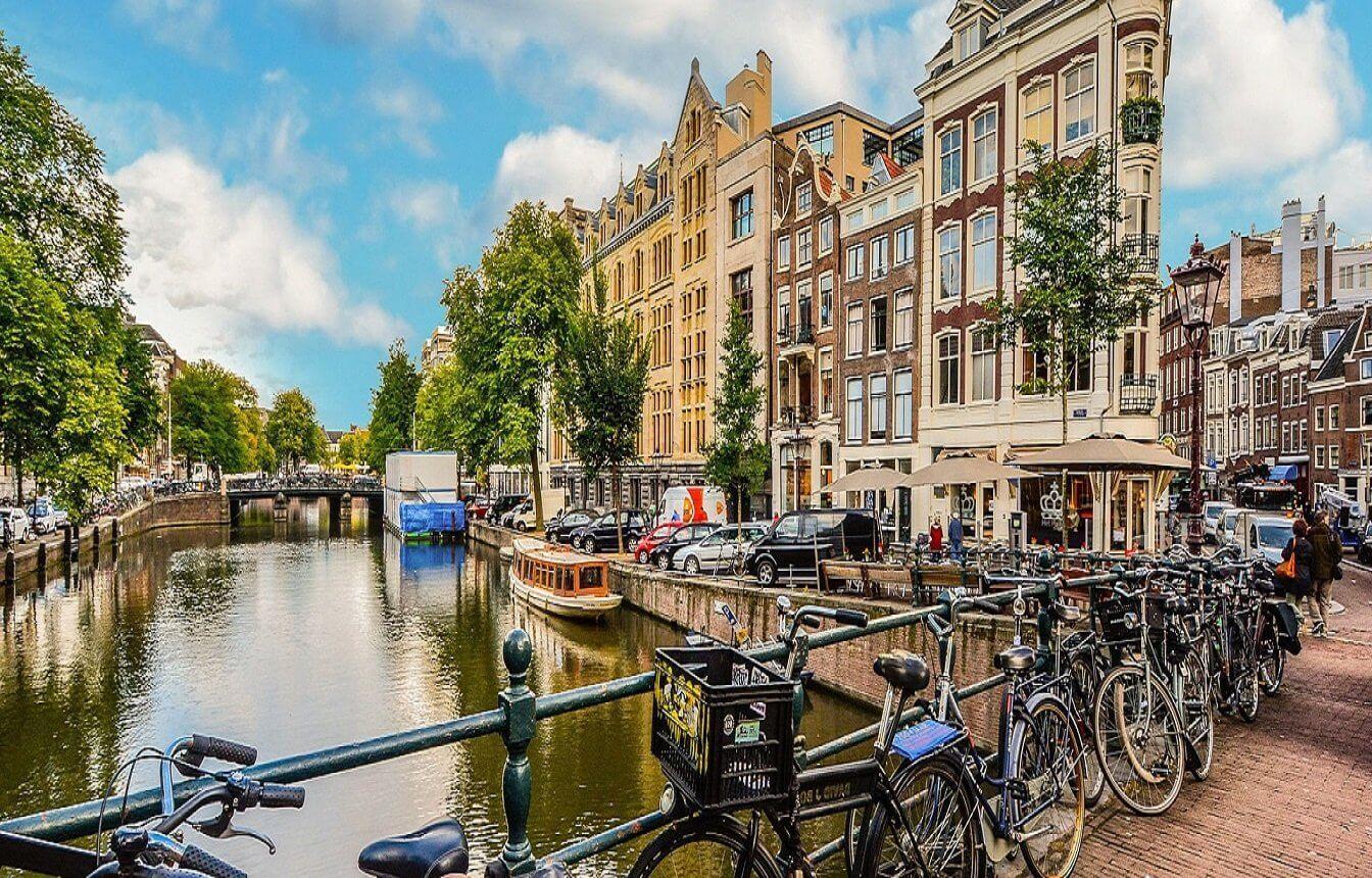 Amsterdam aux Pays-Bas, canal et maisons traditionnelles