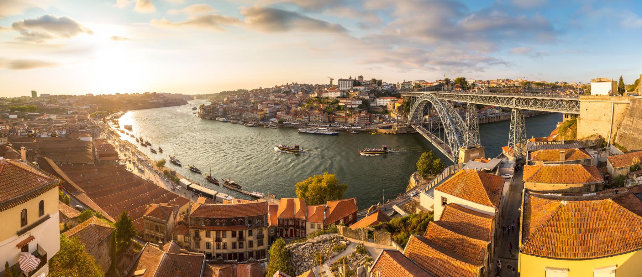 Porto au Portugal, ville historique et fleuve Douro